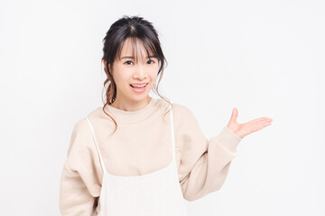 案内のジェスチャーをする若い女性