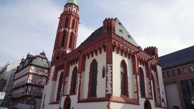 Totale von der alten Nikolaikirche am R&ouml;mer am sonnigen Tag in Frankfurt deutschland