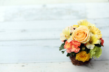 カラフルな可愛いフラワーアレンジメント　フラワーギフト