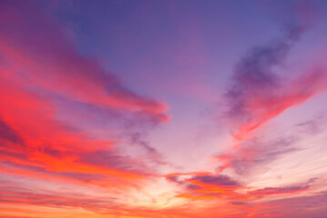 Obraz premium Beautiful picture of a sunset in a partial cloudy day with purple and orange colors. Great dawn