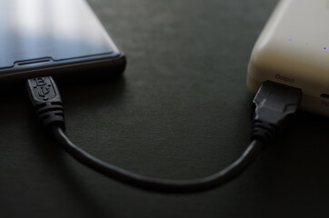 スマホに充電中のモバイルバッテリー