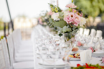 Obraz na płótnie Canvas Wedding table with flowers for the newlyweds