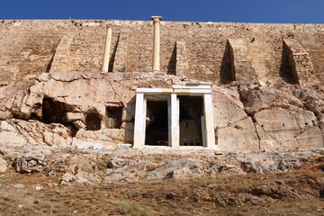 Eingang zur Felsenkirche an der Akropolis
