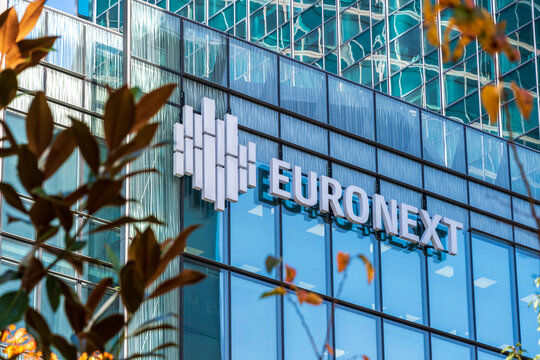 Courbevoie, France - 12 novembre 2020: Vue extérieure de l'immeuble Euronext dans le quartier des affaires de Paris La Défense. Euronext est la plus grande bourse d'Europe