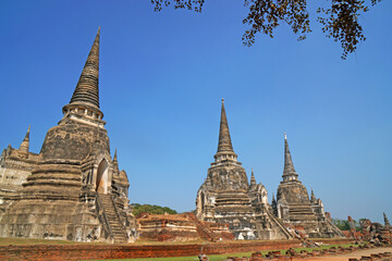 Obraz premium Sculpture of Three 3 Ancient old pagoda with the tourist at Wat Phra Si Sanphet is best Famous Landmark old History Buddhist temple in Ayutthaya , Thailand