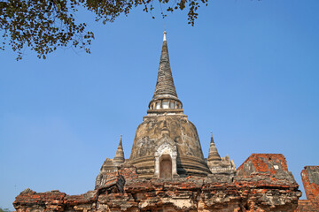 Fototapeta premium Sculpture of Three 3 Ancient old pagoda with the tourist at Wat Phra Si Sanphet is best Famous Landmark old History Buddhist temple in Ayutthaya , Thailand
