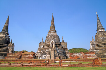 Obraz premium Sculpture of Three 3 Ancient old pagoda with the tourist at Wat Phra Si Sanphet is best Famous Landmark old History Buddhist temple in Ayutthaya , Thailand