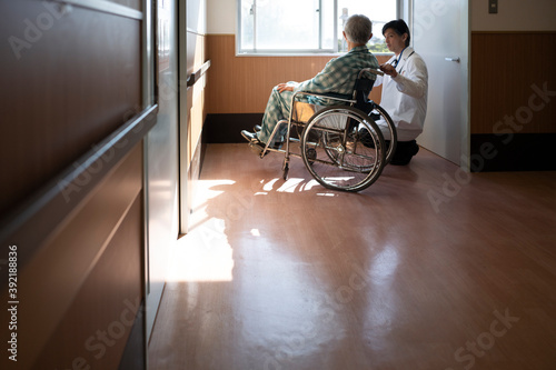 車椅子に乗る高齢患者を励ます医師 Wall Mural Wallpaper Murals Monet