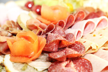 Fototapeta na wymiar Partyservice: Kalte Platte mit Käse, Schinken und Trauben