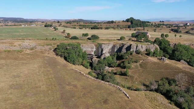 survol du plateau de l'Aubrac et de la cascade du D&eacute;roc (Loz&egrave;re, France)
