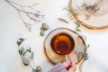 家でお茶を飲む女性の手。在宅でリラックス・休憩・ティータイム。