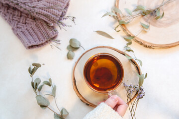 家でお茶を飲む女性の手。在宅でリラックス・休憩・ティータイム。