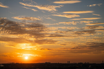 雲を照らす夕日と空一面の夕焼けを大阪府堺市から撮影