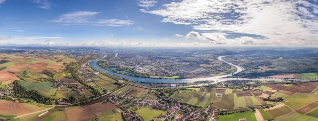 Bild einer Panorama Luftaufnahme der Stadt Regensburg in Bayern und der Landschaft mit dem Fluss Donau und Felder und Wiesen, Deutschland © stgrafix
