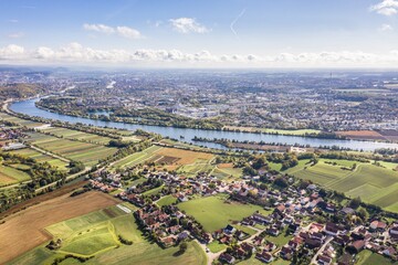 Bild einer Luftaufnahme der Stadt Regensburg in Bayern und der Landschaft mit dem Fluss Donau und...