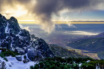 Paisaje nevado en la montaña de La Morcuera Madrid con nieve, nubes, niebla y frío intenso