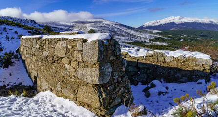 Paisaje nevado en la montaña de La Morcuera Madrid con nieve, nubes, niebla y frío intenso. Muro...