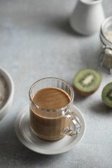 petit déjeuner avec café au lait et kiwi