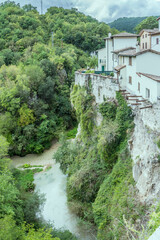 Fototapeta na wymiar village on the brink of overhang on Nera river at Triponzio, Italy