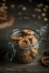 Petits sablés de Noël au beurre de cacahuète dans un pot en verre