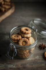 Petits sablés de Noël au beurre de cacahuète dans un pot en verre