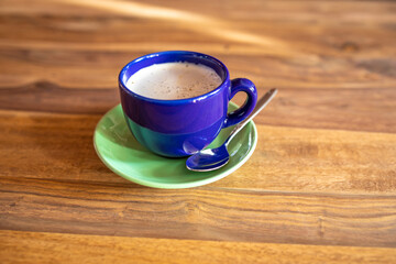 Blaue Tasse Kaffeetasse und grüner Teller Untertasse mit Kaffee