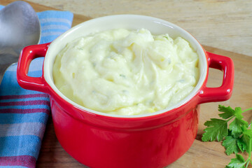 plat de purée de pommes de terre sur une table en bois