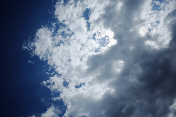 Naklejka na ściany i meble 하얀 구름이 잔뜩 떠 있는 파란 하늘