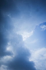 하얀 구름이 잔뜩 떠 있는 파란 하늘