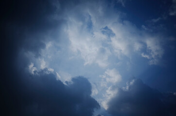 Fototapeta na wymiar 하얀 구름이 잔뜩 떠 있는 파란 하늘