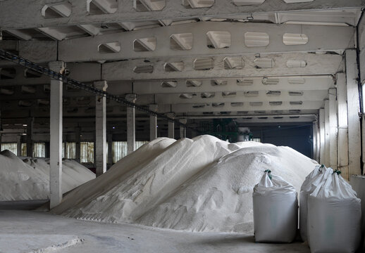 Warehouse for storing white granulated phosphate fertilizers. Packing in pile jumbo-bags.