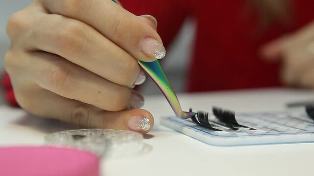 beauty industry, beauty salon, master considers false eyelashes