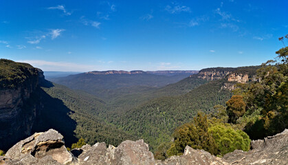 Fototapeta na wymiar Beautiful panoramic view of deep valleys and tall mountains, Princess Rock Lookout, Blue Mountain National Park, New South Wales, Australia 