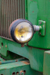 Obraz na płótnie Canvas Système d'éclairage sur tracteur ancien 