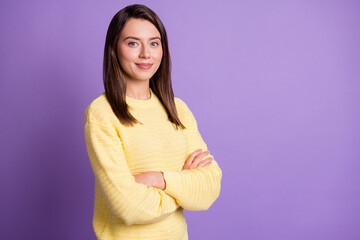 Photo portrait of serious woman with crossed arms isolated on vivid violet colored background