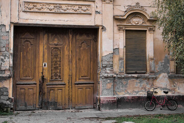 Fototapeta na wymiar Beauty of decay - old rusty bike near abandoned historic house in traditional Serbian village