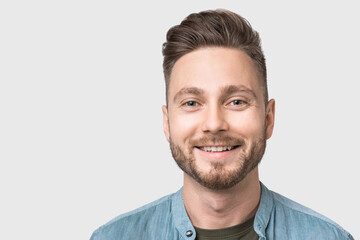 Obraz premium Closeup portrait of handsome smiling young man, laughing joyful cheerful men isolated studio shot