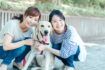 犬の散歩をする女性たち
