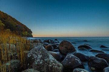 Langzeitbelichtung Ostsee und Felsen auf Rügen.
