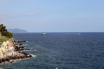 Mare di Rapallo con costa rocciosa bagnanti e natanti