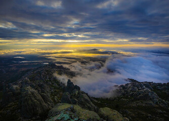 Fototapeta na wymiar Nubes en la montaña