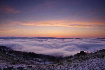眼下を覆う雲と夜明けの空。美幌峠の雲海。