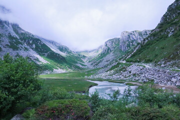 Fototapeta na wymiar Fiume e bellissimo panorama all'interno del parco Adamello - Brenta dal sentiero che porta al rifugio segantini nella val Nambrone in Trentino, viaggi e paesaggi in Italia