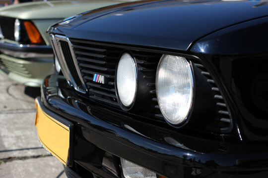Side view of the front of the car bmw m5 e28.