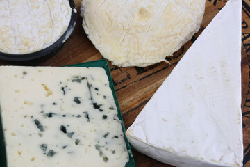 diferent types of frenc cheese as brie, roquefort saint felicien and saint marcellin