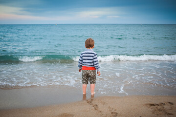 Niño descubre el mar