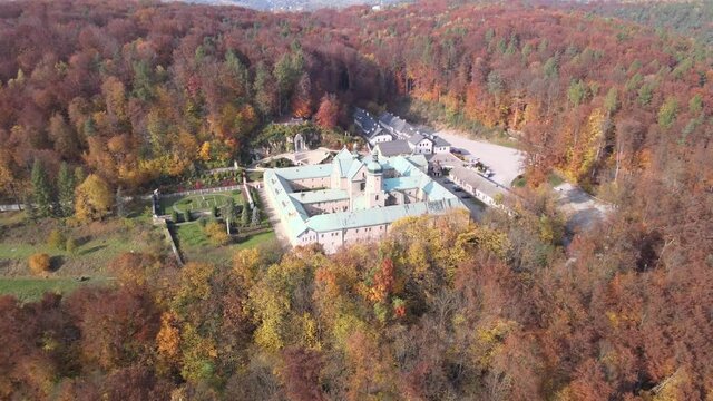 Klasztor karmelit&oacute;w bosych w Czernej &ndash; męski klasztor karmelit&oacute;w bosych. Polska z lotu ptaka