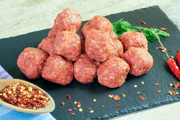 plusieurs boulettes de boeuf cru 
