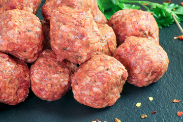 plusieurs boulettes de boeuf cru 