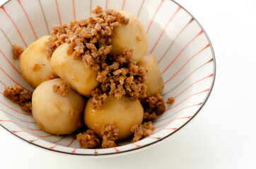 里いもの煮っ転がし肉味噌添え